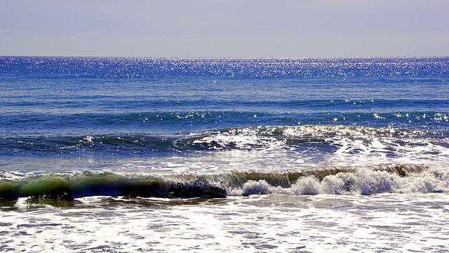 Mar revuelto en la playa de Sitges.