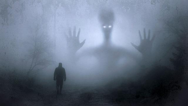 Una silueta caminando en la niebla, una imagen de pesadilla.