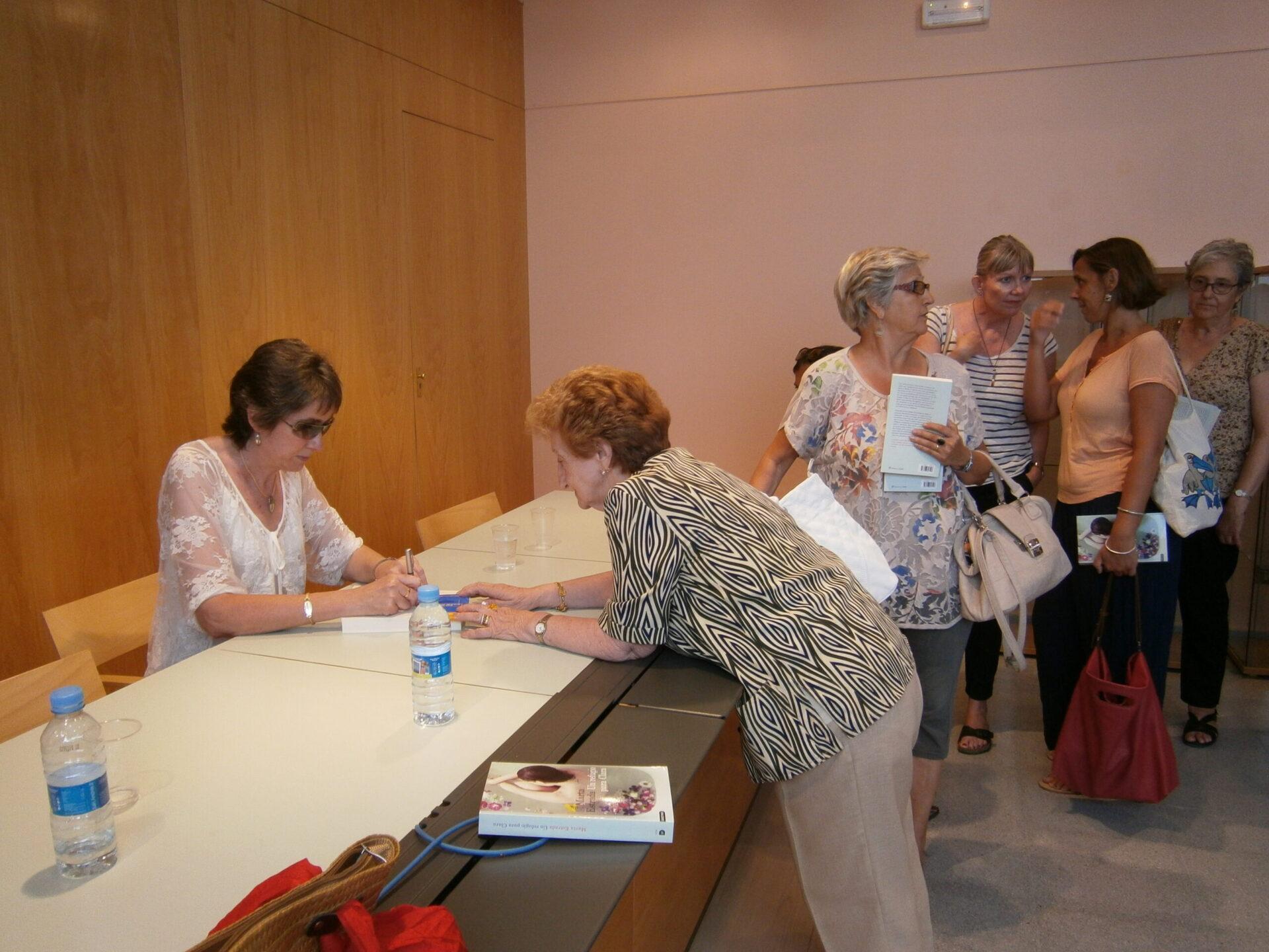 Firmando un ejemplar con el público en fila esperando turno