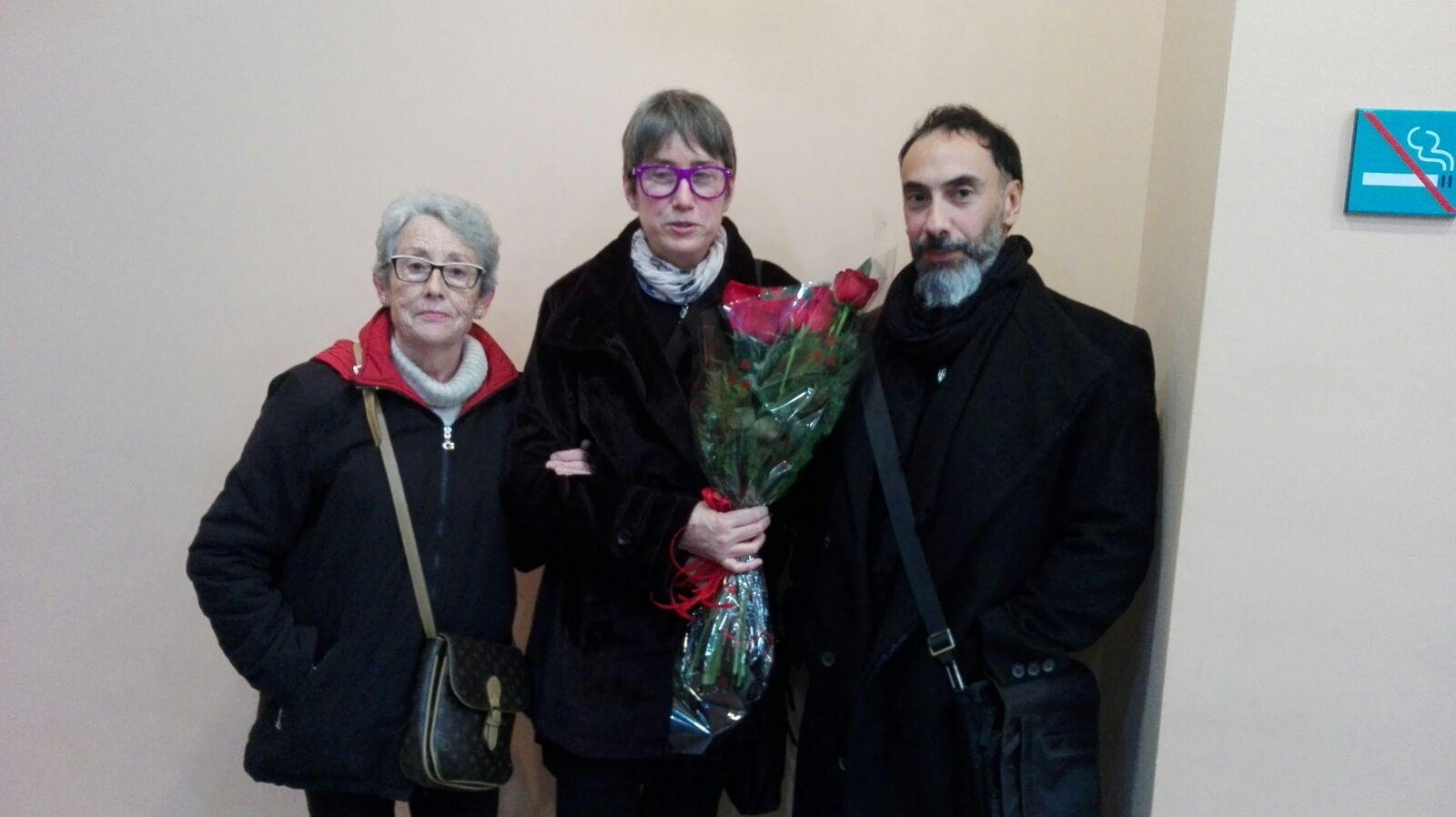 Entre Alberto Trinidad y mi madre, con un ramo de rosas recibido anónimamente