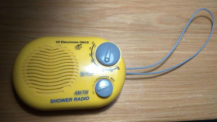 Un aparato de radio amarillo con los bordes muy redondeados.