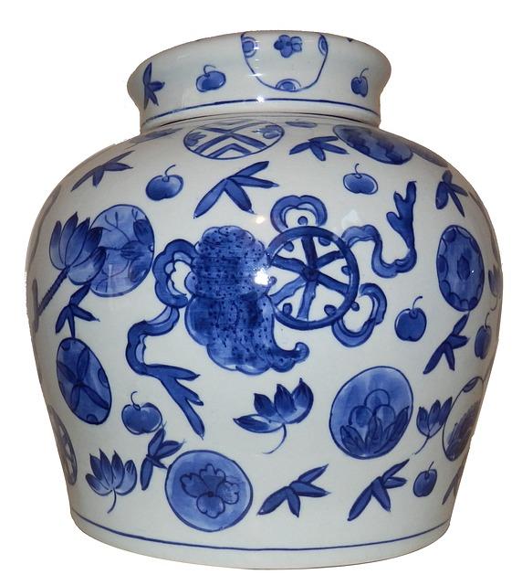 Un florero de cerámica azul y blanco.
