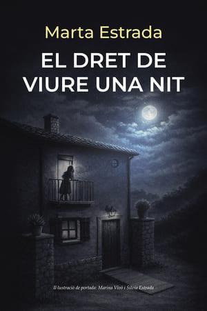 Il·lustració nocturna en tons blavosos i gris fosc d’una casa rural de dues plantes, de pedra i teulada a dues aigües. L’escena està il·luminada per la lluna plena entre núvols, situada a la part superior dreta del cel. Al pis superior de la casa hi ha un balcó amb barana metàl·lica; des de l’interior arriba una llum blanca que retalla la silueta d’una figura femenina dreta, amb camisa de dormir, abocada cap a l’exterior. A la planta baixa es veu la porta de fusta, amb una petita làmpada encesa al damunt, i una finestra amb porticons tancats. A cada costat de l’entrada hi ha pilars de pedra coronats per testos amb plantes fosques. L’entorn és rural, amb vegetació baixa i ombres profundes que reforcen una atmosfera solitària i misteriosa.